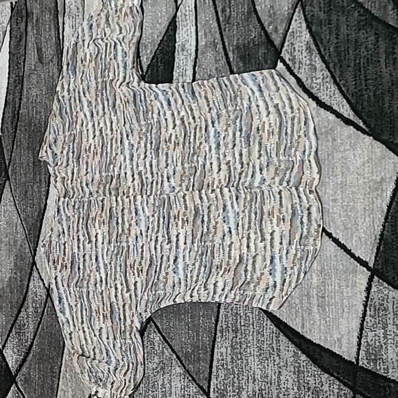 BKE BOUTIQUE SHEER STUDDED SCOOP-NECK DROPTAIL SHIRT - Picture 11 of 14